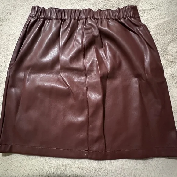 Candace Cameron Bure Regular Faux Leather Skirt - Picture 2 of 10